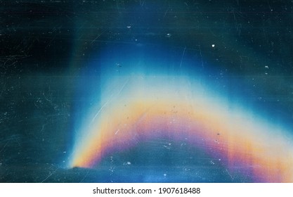 Unruhestifter Hintergrund. Farbige Blende der Linse. Blauer verwitterter verblasster Buntglas mit Staubkratzern Textur verschmierte Schmutzunschärfe Regenbogen-Licht-Effekt.