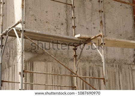Dity construction of a grey building 