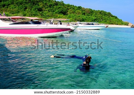 Dive instructors teach you how to breathe underwater with water and practice scuba diving in open water.