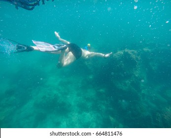 Diver diving in to the ocean