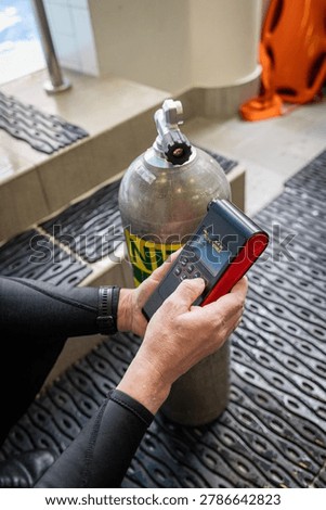 Diver using an oxygen analyzer to check a Nitrox tank before a dive