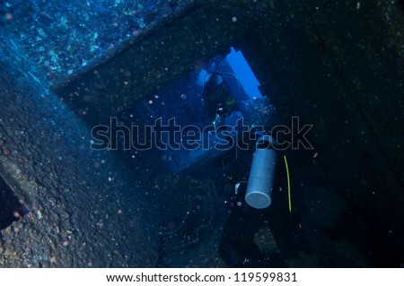 Divers dive through Marine shipwreck (Fort Marion)