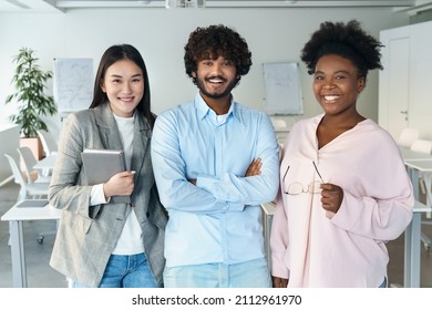 Diverse Business Team Employee Worker Crew Portrait. Happy Smiling Multi-ethnic Diverse People Group. Asian, Indian And African American Corporate Staff. Partnership And Social Equality In Office