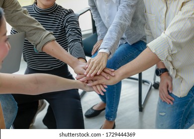 Diverse Gruppe erfolgreicher Geschäftsleute, die Einheit mit ihren Händen zeigen, Image der Geschäftsleute übereinander als Symbol ihrer Partnerschaft. Konzept der Teamarbeit 