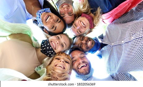 Verschiedene Menschen mit Gesichtsmaske nehmen ein Selfie - Portrait einer Gruppe junger Freunde, die sich im Freien amüsieren - New Normalpeople Lifestyle Konzept