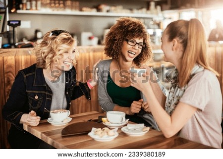 Diverse young group of women enjoying a coffee at a cafe Foto stock © 