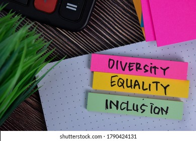 Разнообразие Равенство Инклюзивность напишите на стикере, изолированном на офисном столе.