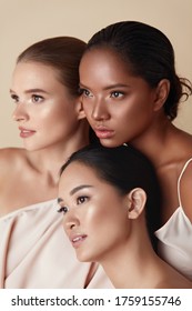 Vielfalt. Women Beauty Porträt. Multiethnische Modelle, die zusammenstehen und wegschauen. Asiatische, gemischtrasse und kaukasische Frauen mit natürlicher Make-up und gesunder Haut auf beigem Hintergrund. 