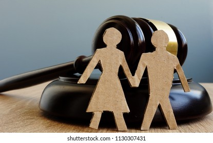 Divorce and alimony. Relationship problems. Gavel and figures of couple.