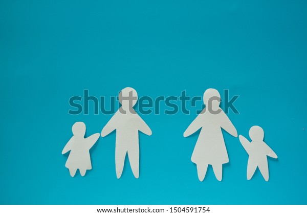 Divorced paper family couple with childrent.\
Blue background
