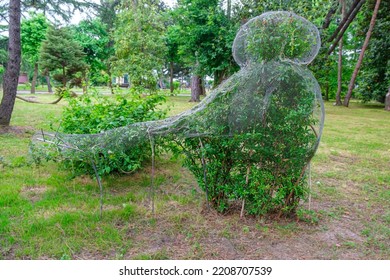 DIY Topiary Bush From Mesh Outdoors. Plant Shrubs In Wire As Animal Shape In Green Garden. Curly Cutting Trees And Shrubs, Trimming Leaves And Branches