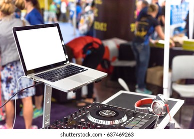 DJ performance controller, integrated laptop stand, headphone. Digital midi turntable system, all-metal chassis, adjustable torque, motorized, aluminum-turntable platters, vinyl, fader, knob, button