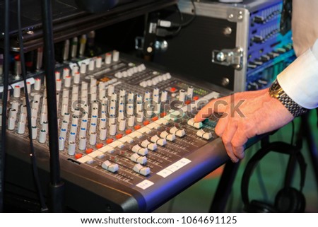 DJ pult  , Remote control light in the concert hall