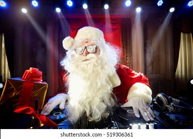 Immagini Natale Rock.Babbo Natale Rock Immagini Foto Stock E Grafica Vettoriale Shutterstock