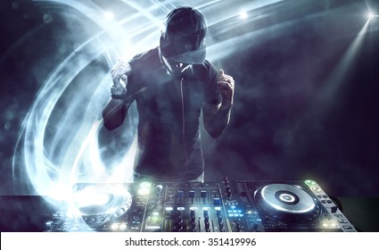 Dj Bilder Stockfotos Und Vektorgrafiken Shutterstock