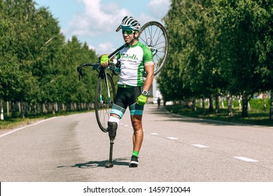 Dnipro, Ukraine - July 12, 2019: Athlete With Disabilities Or Amputee Training In Cycling. Professional Sportsman With Leg Prosthesis Resting Before Start Outdoors. Disabled Sport, Healthy Lifestyle.