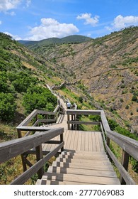 Passadiços do Barranco do Demo: The image shows the Passadiço do Barranco do Demo, a hiking trail opened in October 2023, characterized by wooden walkways and a 50-meter-long suspension bridgegigiq.