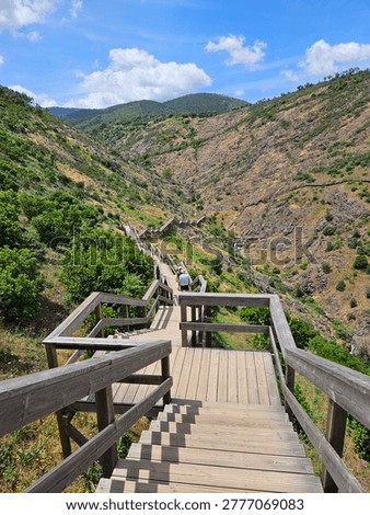 Passadiços do Barranco do Demo: The image shows the Passadiço do Barranco do Demo, a hiking trail opened in October 2023, characterized by wooden walkways and a 50-meter-long suspension bridgegigiq.