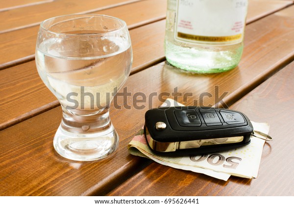 Do not drink
when the drive. Car keys on a banknotes next to a glass of rum..
Alcohol is not behind the
wheel