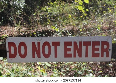 Do Not Enter Sign Red Lettering Stock Photo 2099137114 | Shutterstock