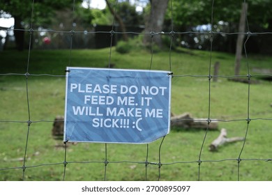 Do not feed animals warning sign