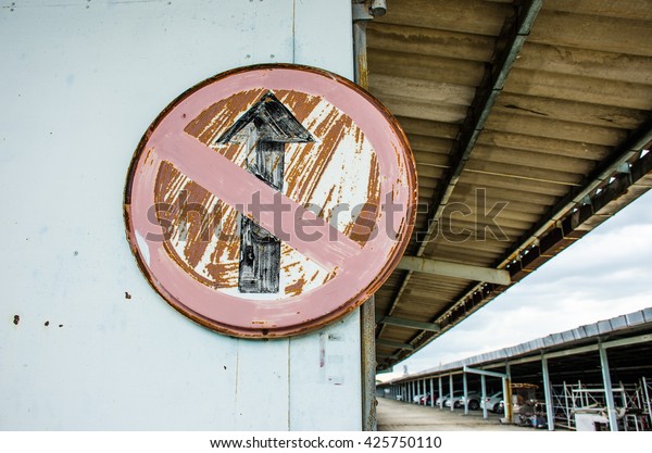 Do not go straight rust\
sign