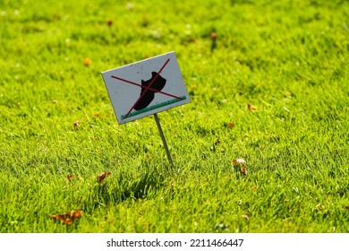 Do Not Walk On The Lawn Grass Sign Placed In A Beautiful Garden.