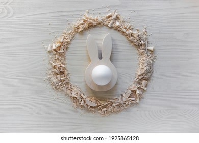do it yourself: easter bunny - wooden egg stand. Step 6: the finished Easter egg holder lies on the table in a circle of sawdust and shavings