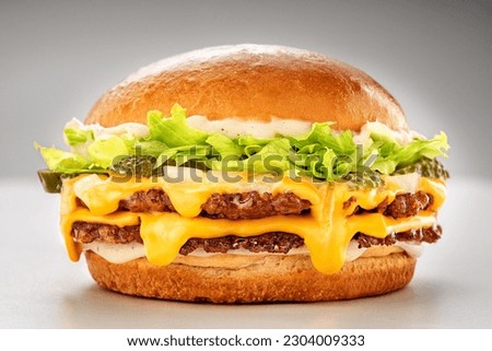 doble smash burger with cheddar cheese and lettuce