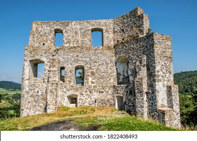 Ruinas del castillo Dobra Niva, república eslovaca. Destino de viaje. Tema arquitectónico.