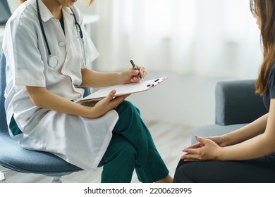 The Doctor Is Asking About The Patient's History And Treatment Details Describe The Effect Of The Disease And Medication, Side Effect, Medication, And Way To Take Care Of Yourself.