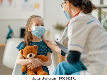 Ärztin und Kind, die während des Ausbruchs von Koronavirus und Grippe Fieber tragen. Virenschutz. COVID-2019. Mit Masken.