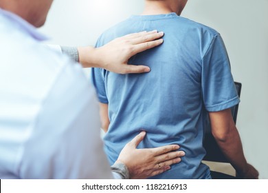 Ärztliche Beratung bei Patienten-Rückenproblemen Physikalisches Therapiekonzept