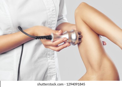 The doctor does the Rf lifting procedure on the upper arm of a woman in a beauty parlor. Treatment of overweight and flabby skin.