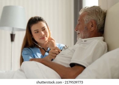 The Doctor Is Doing A Preliminary Examination To Monitor The Symptoms Of An Elderly Patient With Depression. And Other Complications