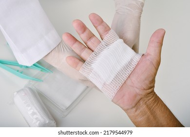 Médico cuidando la herida y vendando la mano del paciente, tratamiento quirúrgico manual, Enfermera tratar la herida en el dedo del paciente en el hospital.