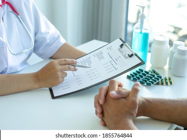 The Doctor Is Examining The Patients According To The Checklist, Annual Visits To The Doctor For Physical Examination. And Follow The Symptom Check After Taking Medicine, Health Examination Concept