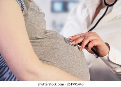 Ärztin, die eine schwangere Frau untersucht