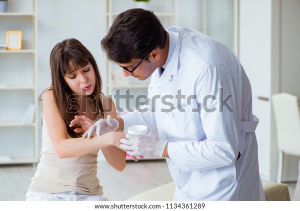 Un docteur et une patiente