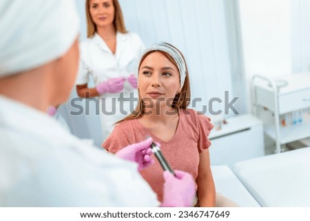 A doctor is explaining to a patient what aesthetic procedure will she be doing