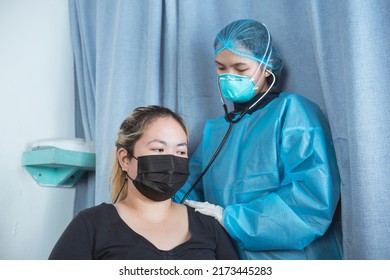 Doctor Full Ppe Gear Checks Patients Stock Photo 2173445283 