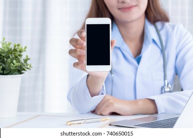 Doctor Hold Bliak Screen Smartphone 