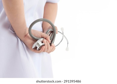 Docteur tenant un stéthoscope sur fond blanc isolé avec place pour copie à droite : photo de stock