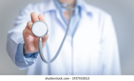 El doctor sostiene su estetoscopio para insinuar que es hora de un chequeo, concepto de servicio de asistencia médica de emergencia profesional.
