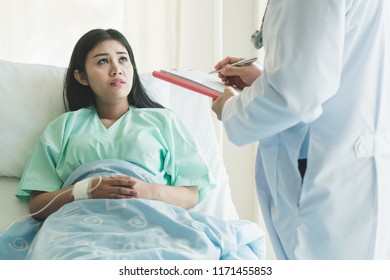 The doctor informs the patient of the results of the physical examination and gives advice on the treatment to the patient. Patients are concerned about costs and treatment procedures.