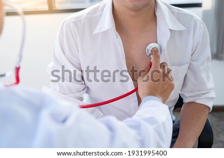 The doctor listens to the heartbeat to determine the cause of the abnormal heartbeat. And treatment plan to know the disease before illness in hypertension and enlarged heart