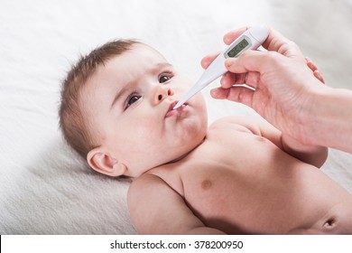 Der Arzt misst die Temperatur des kleinen Babys. Gesundheitswesen und Medizin-Konzept in der Abteilung Kinderarzt.