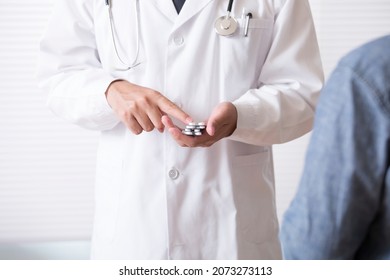 Doctor, medicine, medication, explanation, Japanese - Shutterstock ID 2073273113