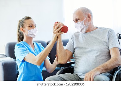Pflegeübung von Ärzten oder Krankenschwestern mit Senioren, die beide Schutzmasken tragen, zu Hause oder zu Hause