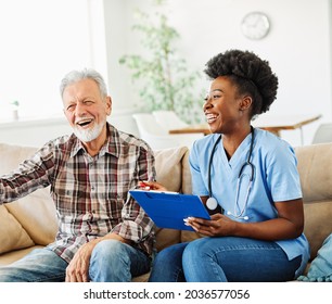 Pflegekräfte des Arztes oder der Krankenschwester bei Senioren zu Hause oder im Pflegeheim